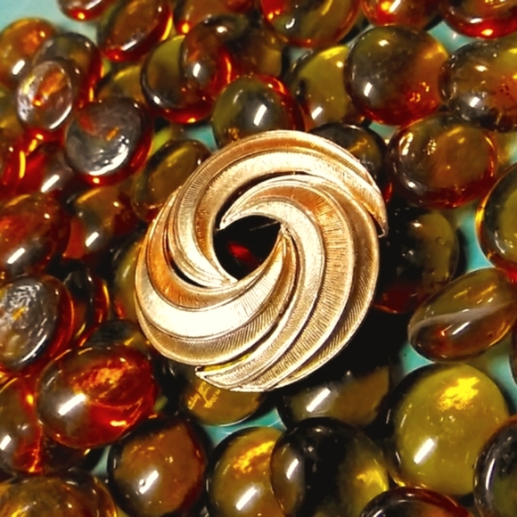 VINTAGE CROWN TRIFARI BROOCH - Picture 2 of 6